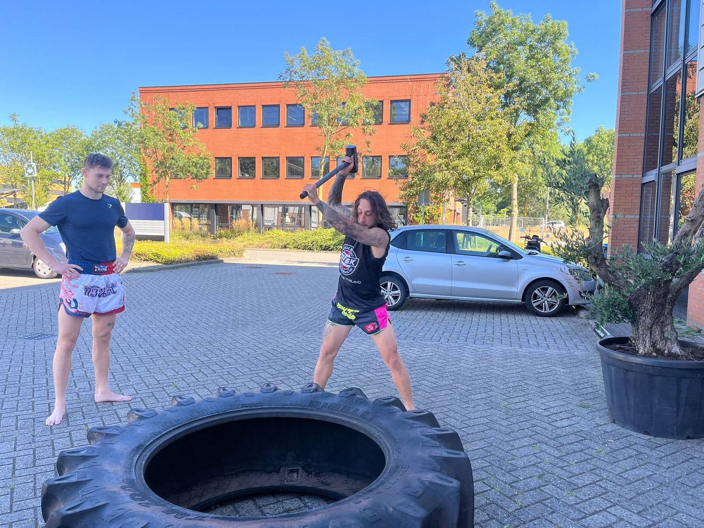 Buitentraining met de tractorband bij de trainingslocatie